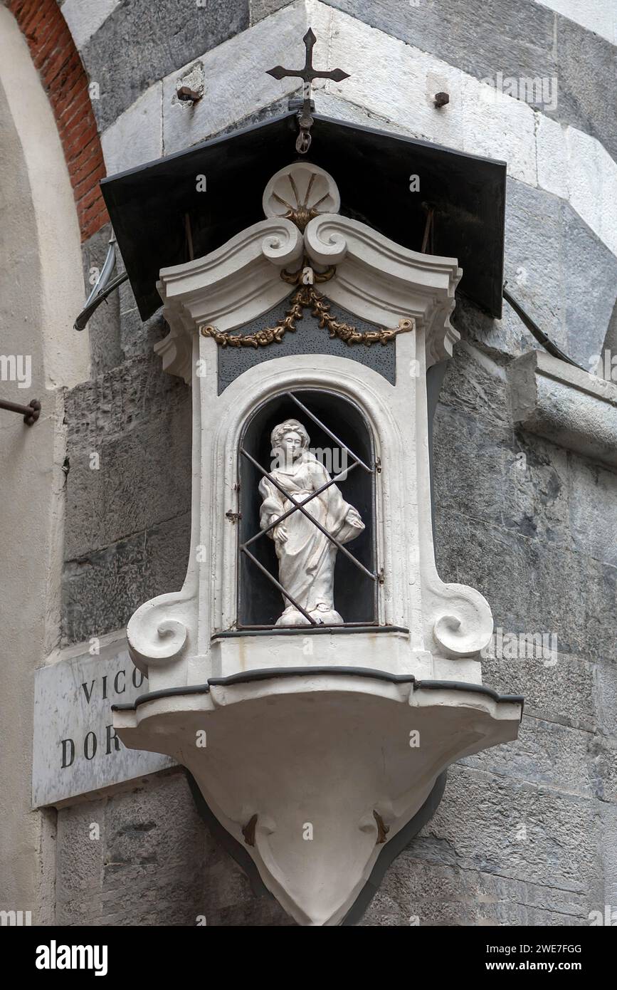 Santuario con statua della Vergine Maria su una casa d'angolo nel centro storico di Genova Foto Stock