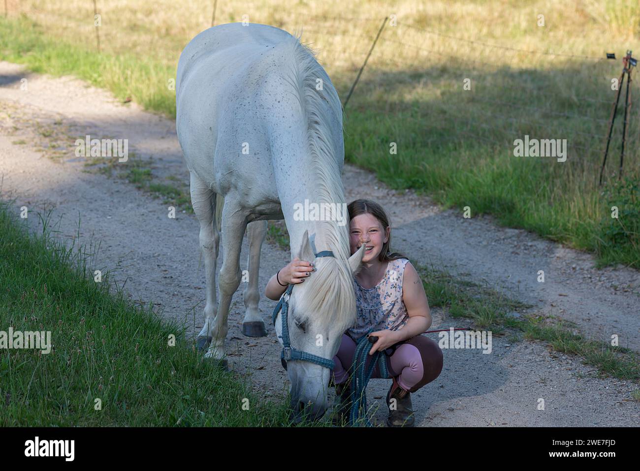 Ragazza, 10 anni con il suo cavallo, Othenstorf, Meclemburgo-Vorpommern, Germania Foto Stock