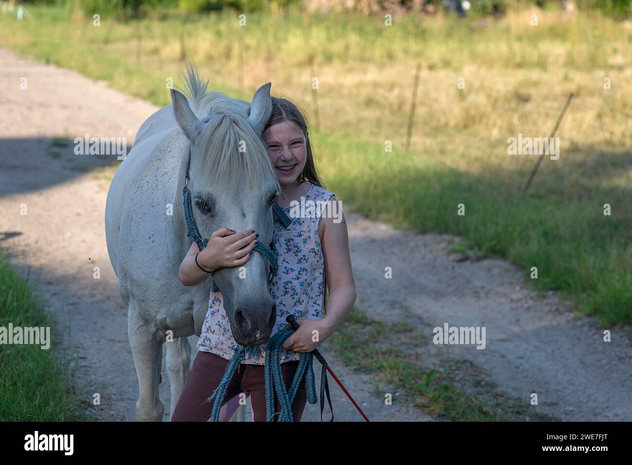 Ragazza, 10 anni con il suo cavallo, Othenstorf, Meclemburgo-Vorpommern, Germania Foto Stock