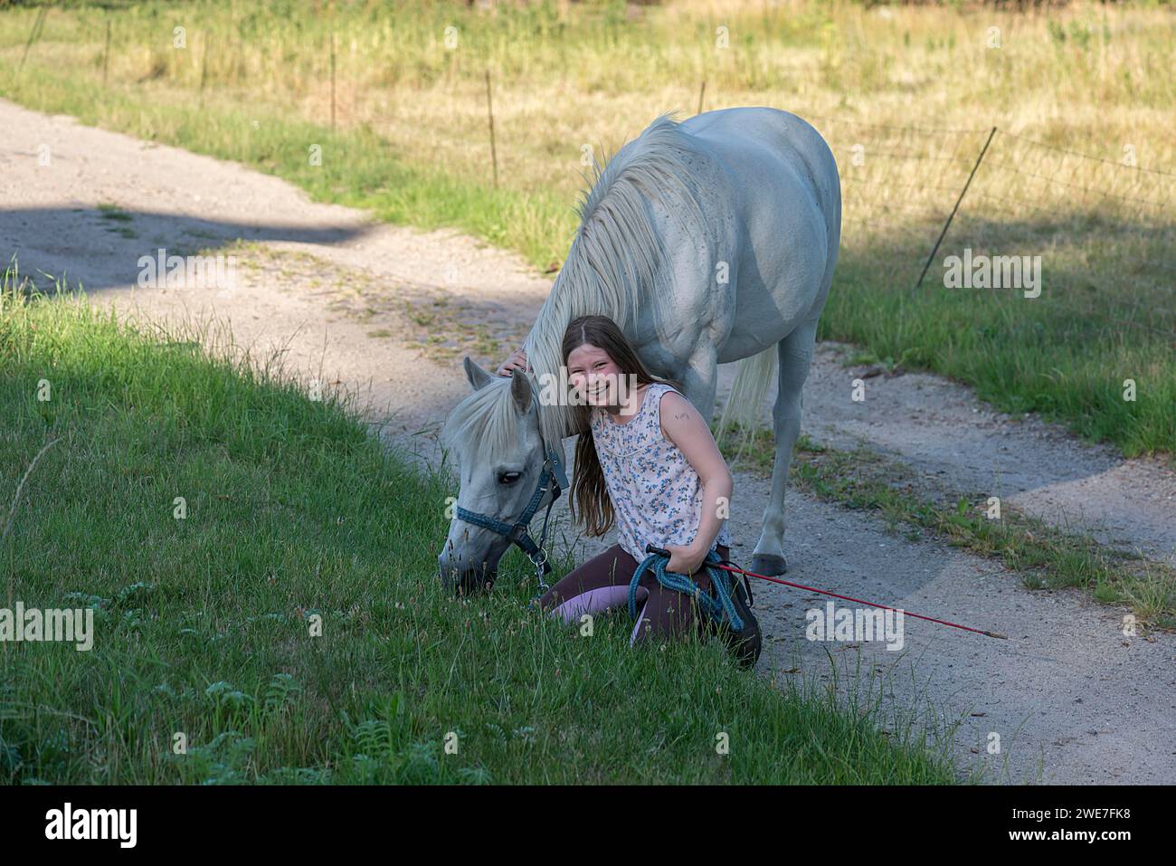 Ragazza, 10 anni con il suo cavallo, Othenstorf, Meclemburgo-Vorpommern, Germania Foto Stock