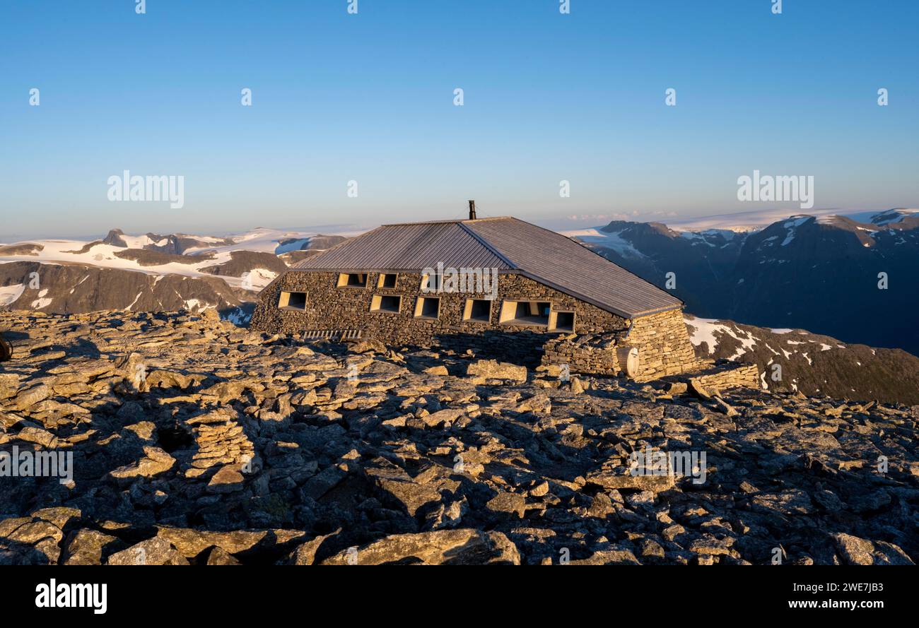 Il nuovo rifugio di montagna della DNT Skalatarnet, in cima a Skala, al tramonto, Loen, Norvegia Foto Stock