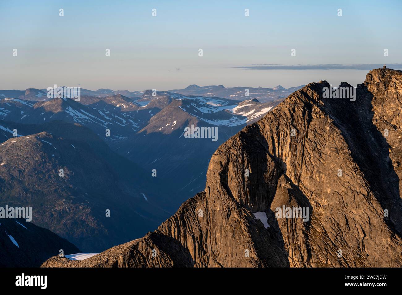 Vetta della montagna con luce soffusa della sera, vista dalla cima di Skala al tramonto, Loen, Norvegia Foto Stock