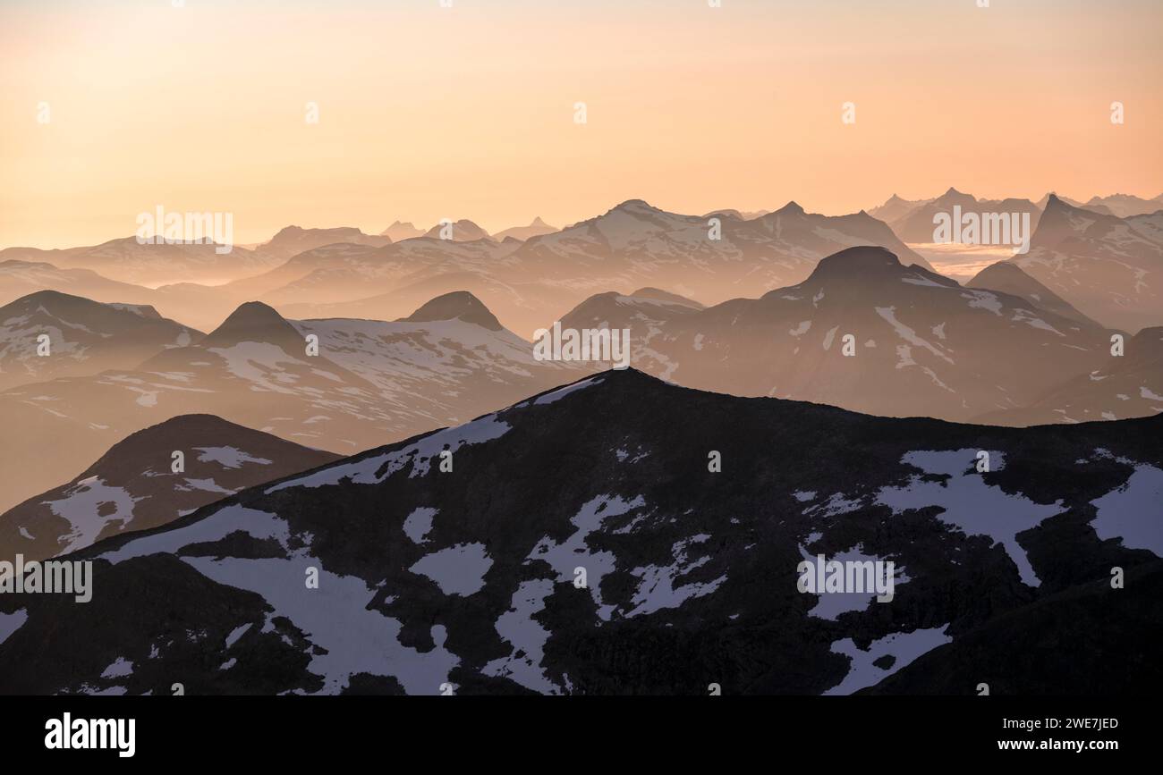 Panorama montano, cime montuose con luce soffusa al tramonto, vista dalla cima di Skala, Loen, Norvegia Foto Stock