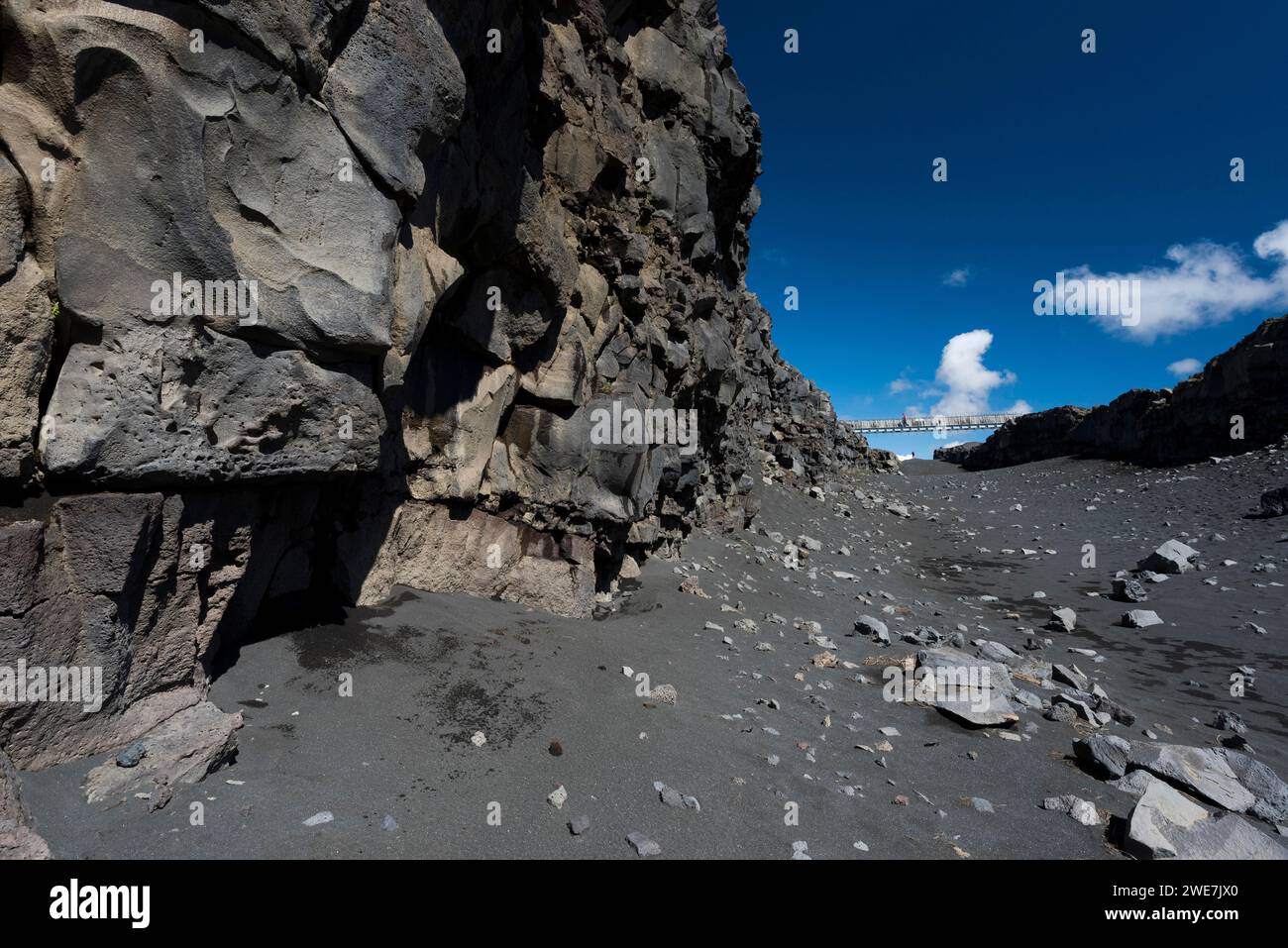 Il ponte tra i continenti attraversa la valle del rift tra le placche continentali americane ed europee, la penisola di Reykjanes, l'Islanda Foto Stock