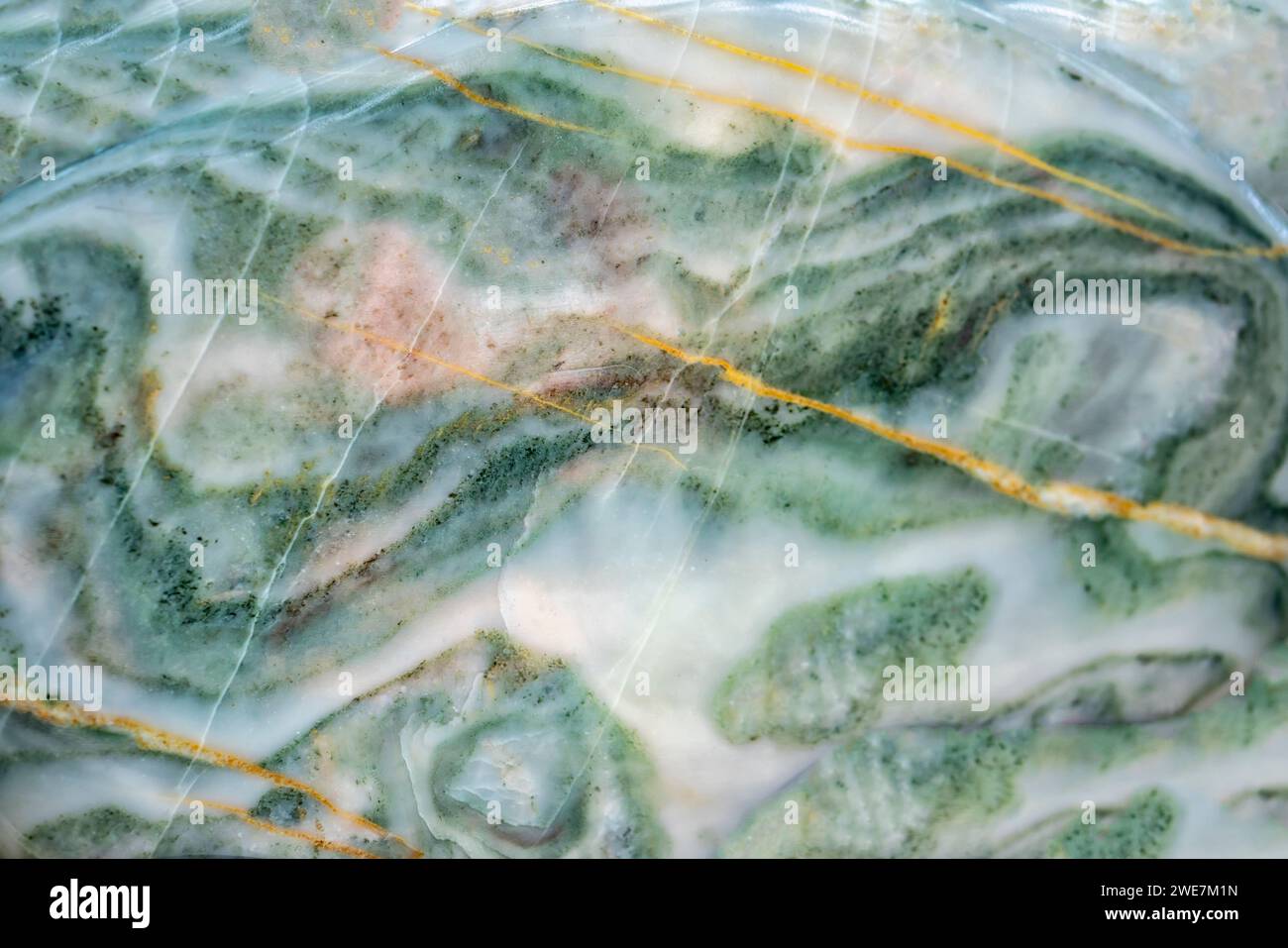 Pietra minerale con vari manufatti in pietra provenienti dalla cristallizzazione della roccia vulcanica creano una pietra unica nel mondo naturale Foto Stock