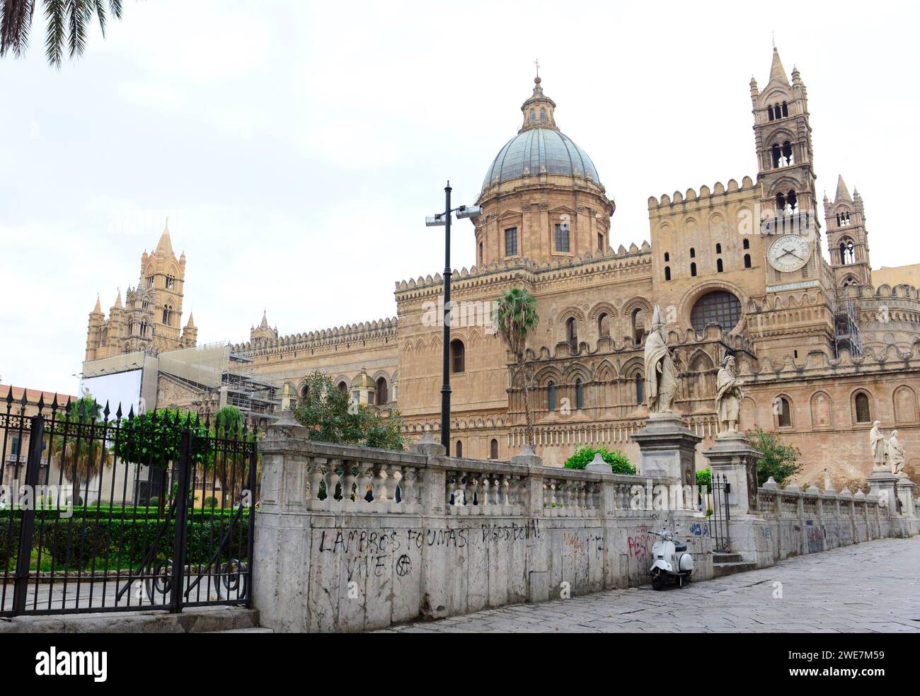La Cattedrale di Palermo è stato costruito nella struttura normanna nel 1179. Il campanile medievale in architettura Gotica stile . Foto Stock
