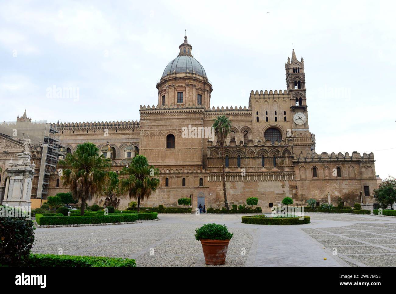 La Cattedrale di Palermo è stato costruito nella struttura normanna nel 1179. Il campanile medievale in architettura Gotica stile . Foto Stock