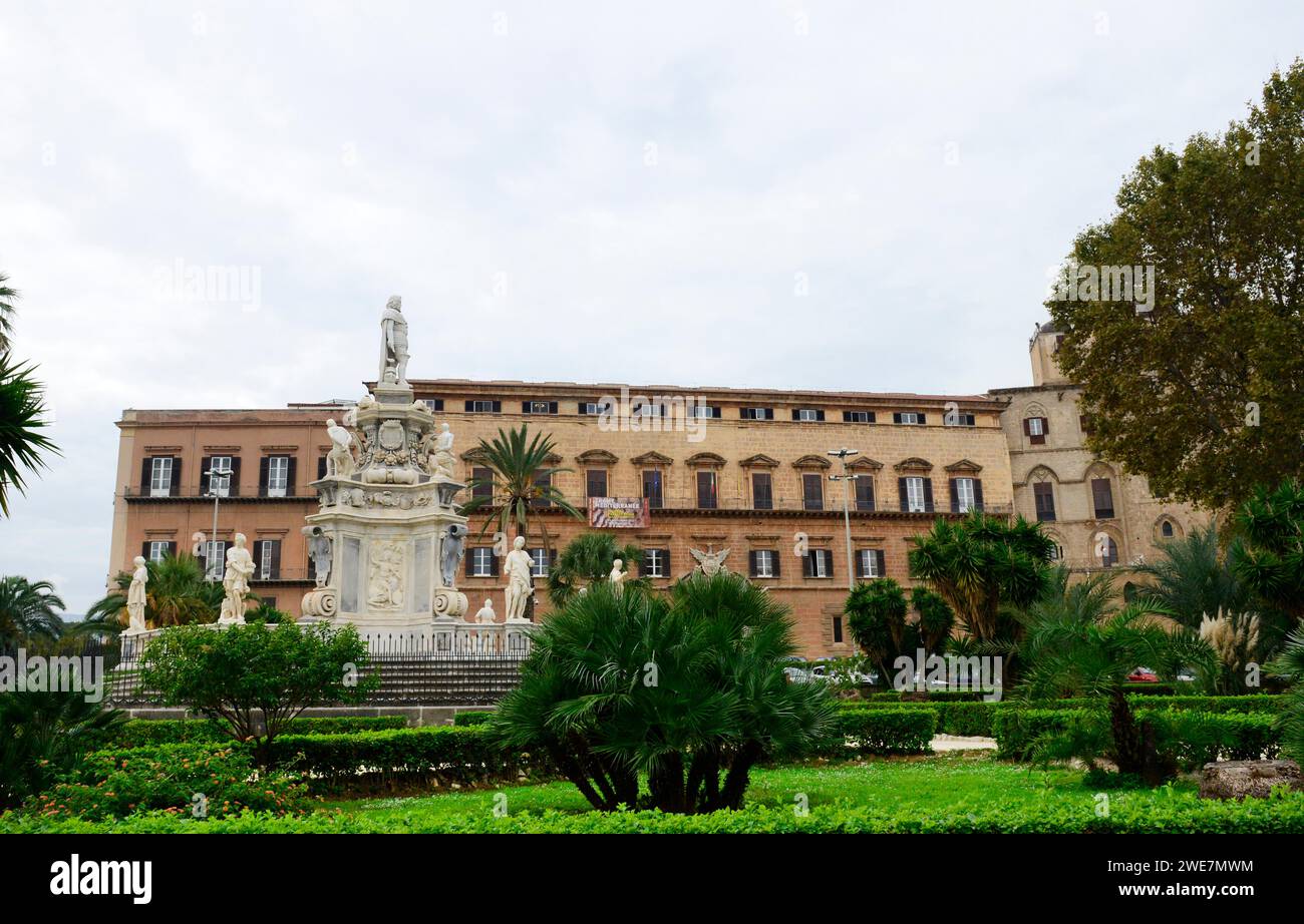 Fontana del Teatro Marmoreo con sullo sfondo Palazzo dei Normanni, Piazza della Vittoria, Palermo, Sicilia, Italia. Foto Stock