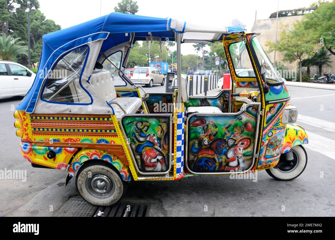 Un colorato Piaggio italiano a tre ruote a Palermo, Italia. Foto Stock