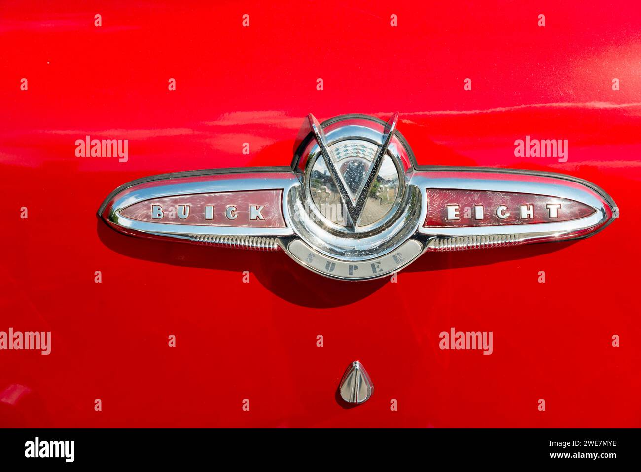 Primo piano dell'emblema Buick cromato sul cofano rosso di un'auto, auto d'epoca, Buick Eight, Ilsede, quartiere Peine, bassa Sassonia, Germania Foto Stock