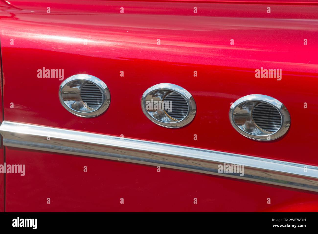 Primo piano del lato di un'auto classica rossa con tre prese d'aria cromate, auto d'epoca, dettaglio Buick Eight, Ilsede, quartiere Peine, bassa Sassonia Foto Stock