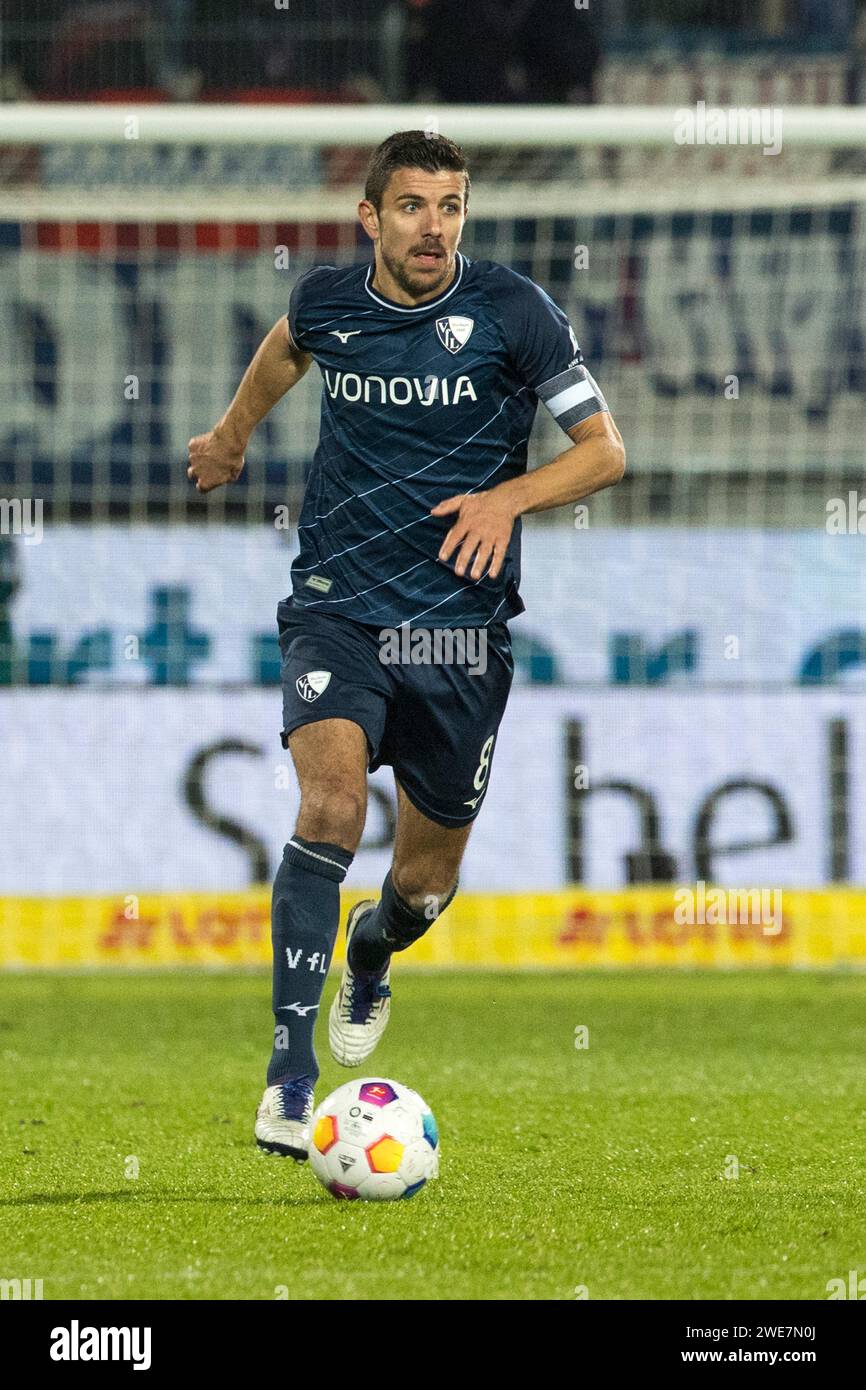 Partita di calcio, capitano Anthony LOSILLA VFL Bochum sul pallone, stadio Voith-Arena, Heidenheim Foto Stock