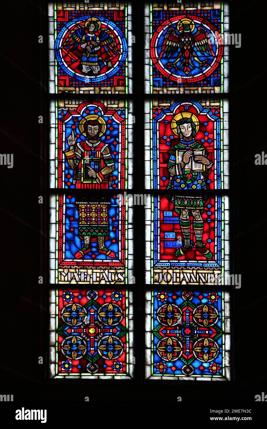 Colorata vetrata con apostolo Giovanni e Matteo, evangelista, due, figure, bibliche, blu, nero, silhouette, vetrate colorate, arti e. Foto Stock