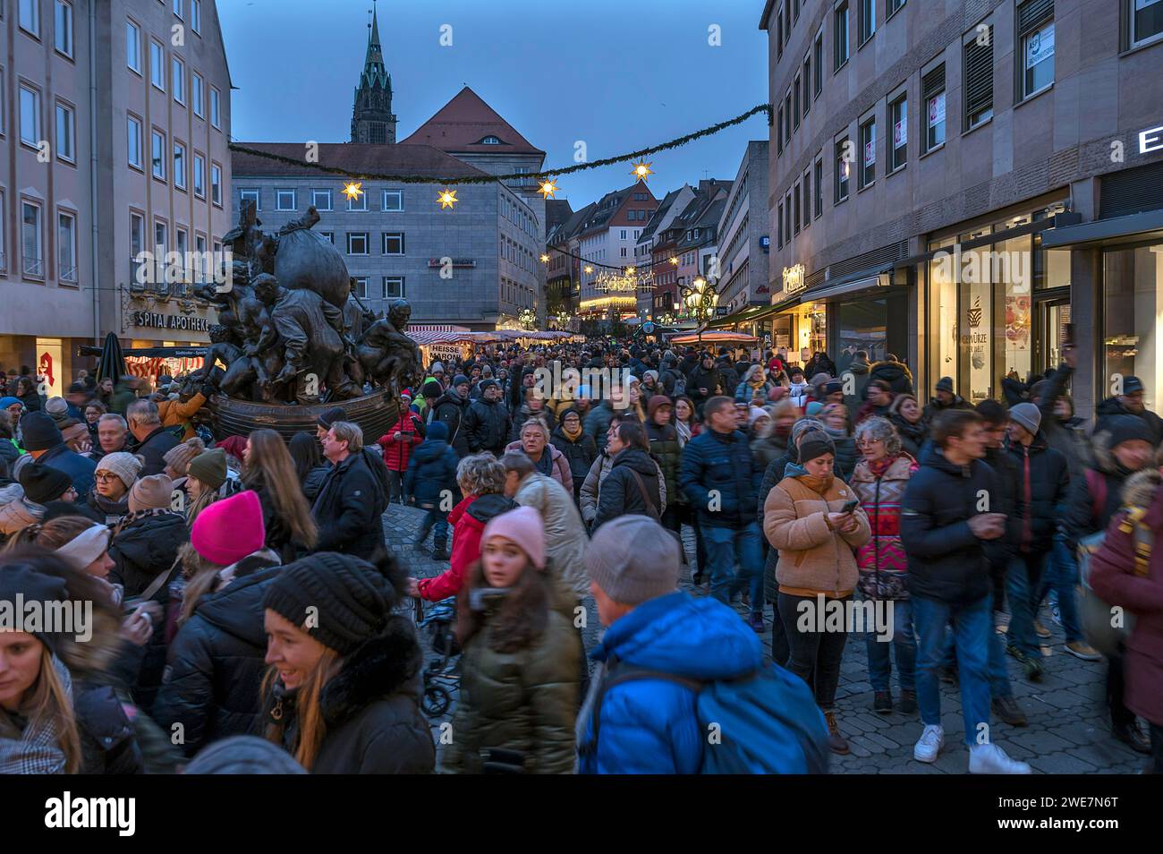 Turisti in viaggio verso il mercatino di Natale di Norimberga, la Franconia media, la Baviera, la Germania Foto Stock