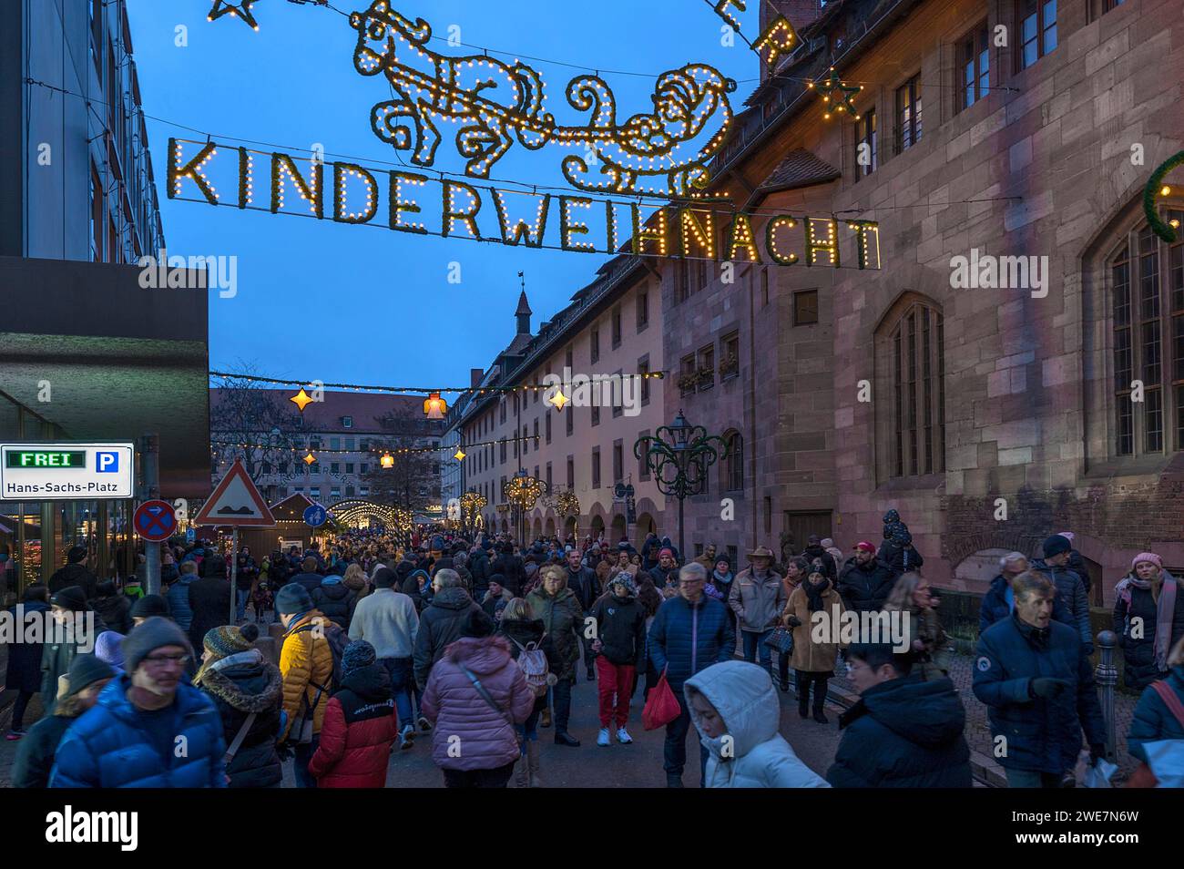 Turisti al mercatino di Natale per bambini di Norimberga, Norimberga, Franconia media, Baviera, Germania Foto Stock