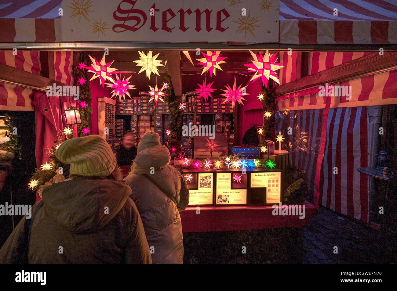 Stand natalizio con stelle di carta, Christkindlesmarkt, Norimberga, Franconia media, Baviera, Germania Foto Stock