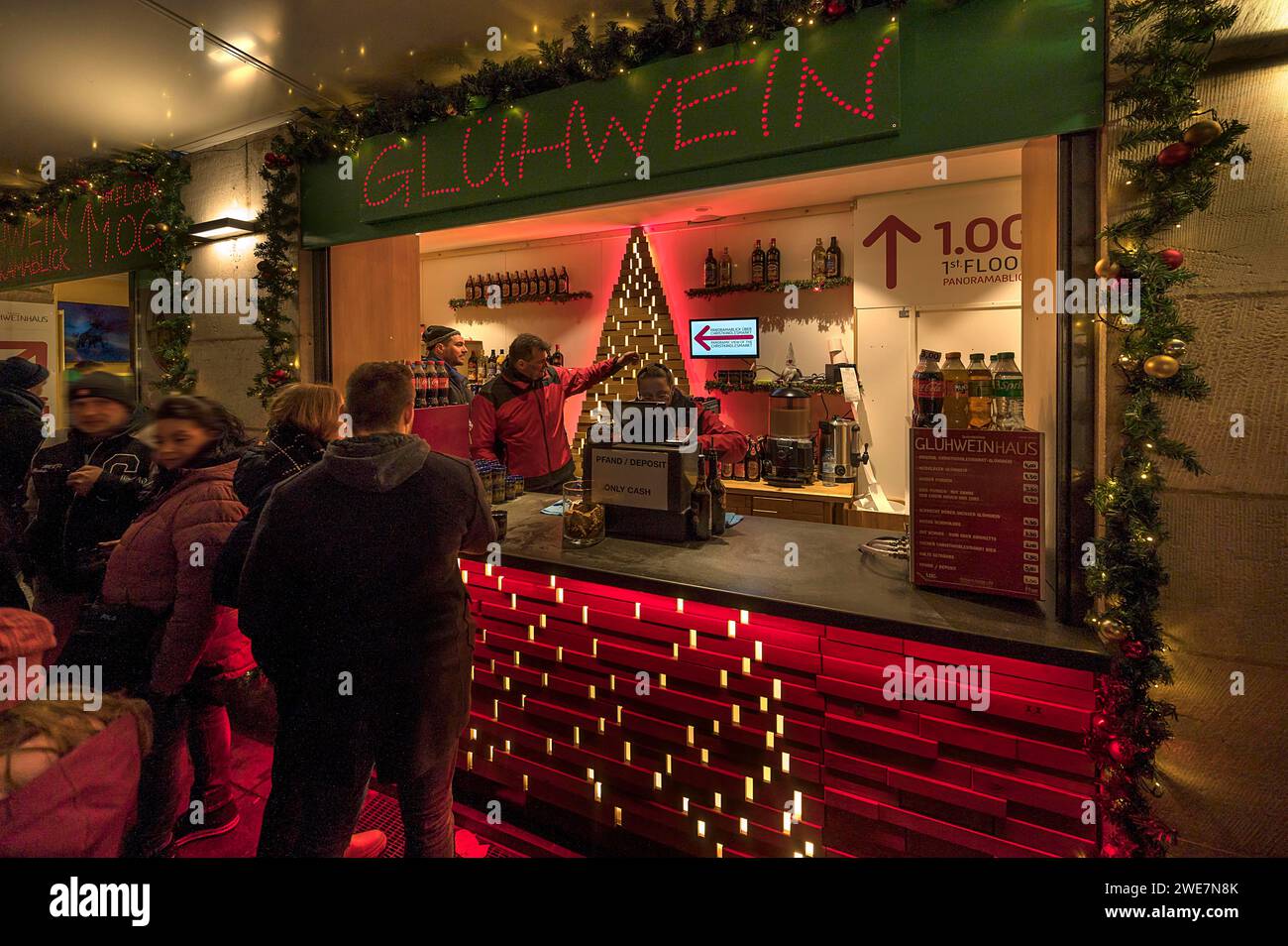 Banco di VIN brulé al Christkindlesmarkt, Norimberga, Franconia centrale, Baviera, Germania Foto Stock