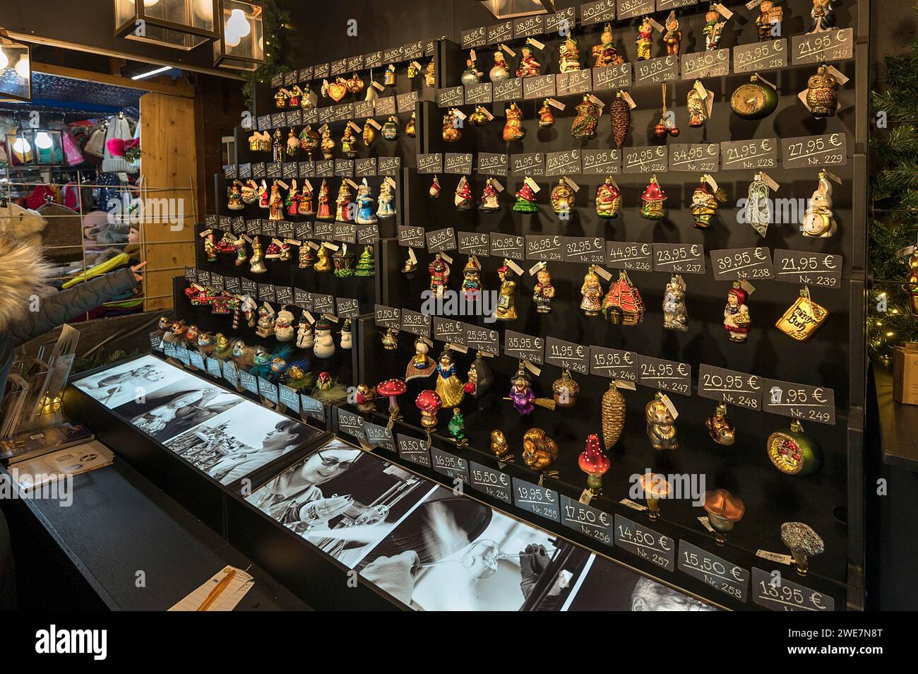 Ammira le decorazioni dell'albero di Natale al Christkindlesmarkt, Norimberga, Franconia media, Baviera, Germania Foto Stock