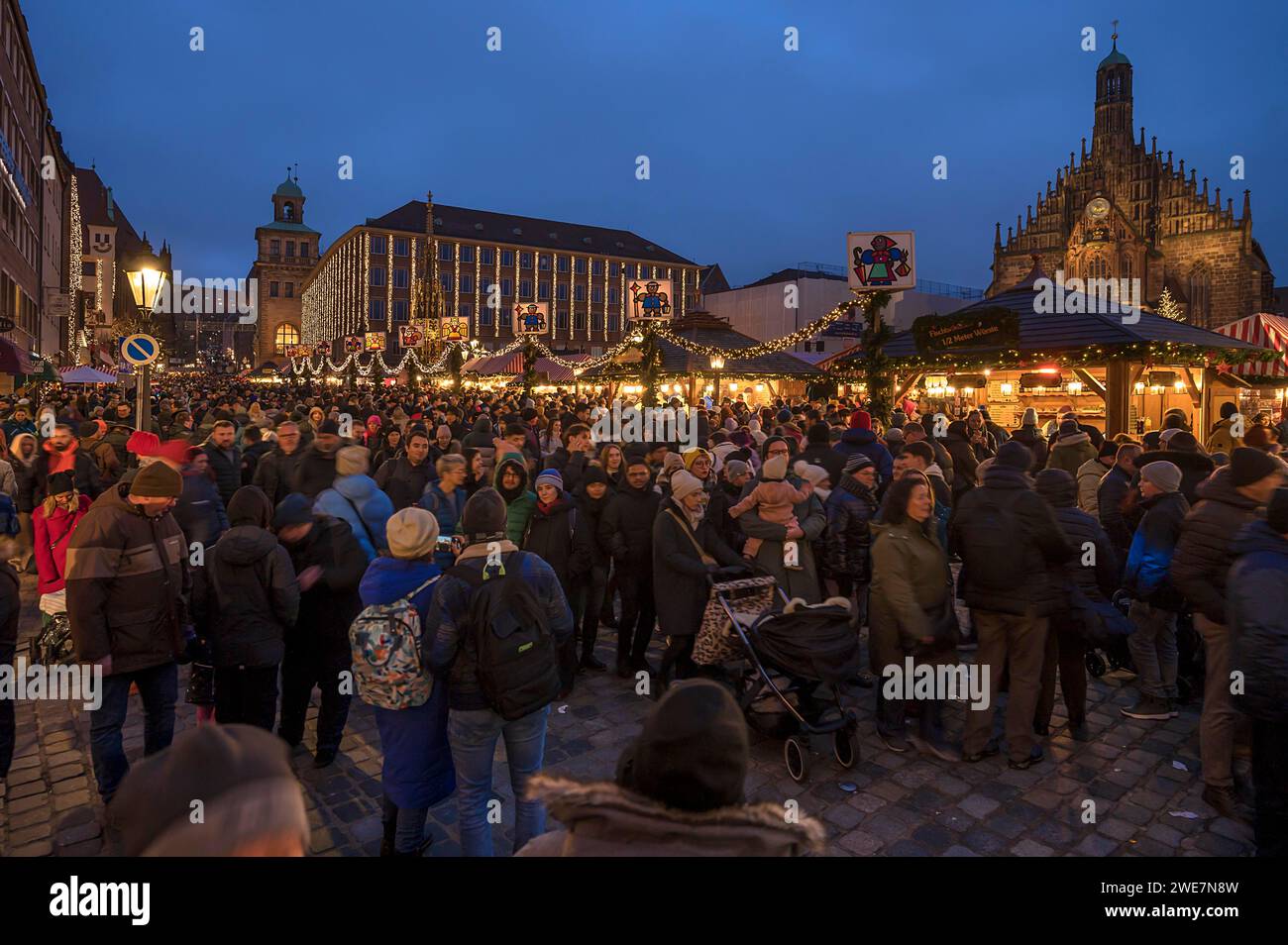 I visitatori del mercatino di Natale di Norimberga il sabato sera, Norimberga, Franconia media, Baviera, Germania Foto Stock