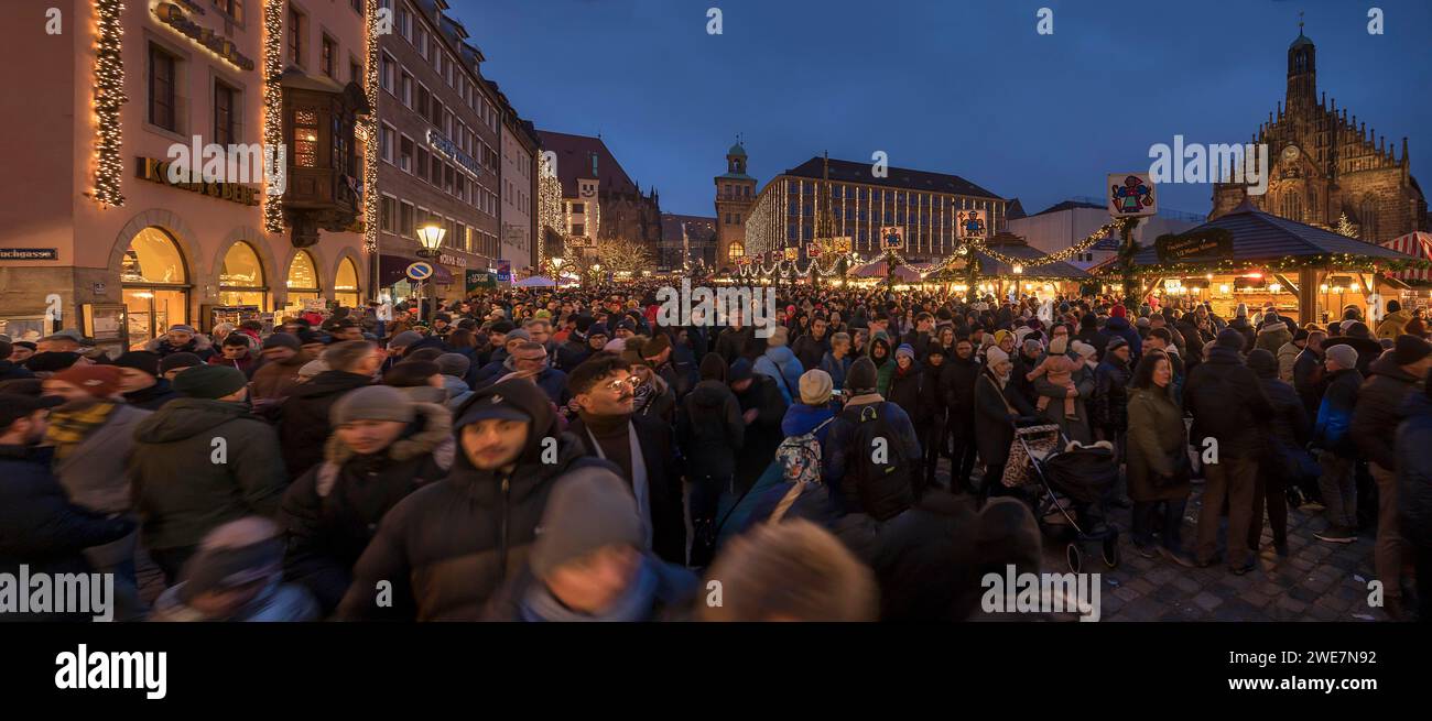 I visitatori del mercatino di Natale di Norimberga il sabato sera, Norimberga, Franconia media, Baviera, Germania Foto Stock