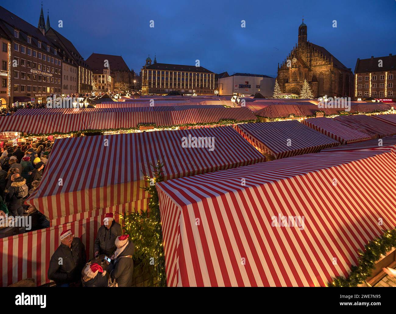 Mercatino di Natale di Norimberga la sera, sulla destra la Chiesa di nostra Signora, Norimberga, la Franconia media, la Baviera, la Germania Foto Stock