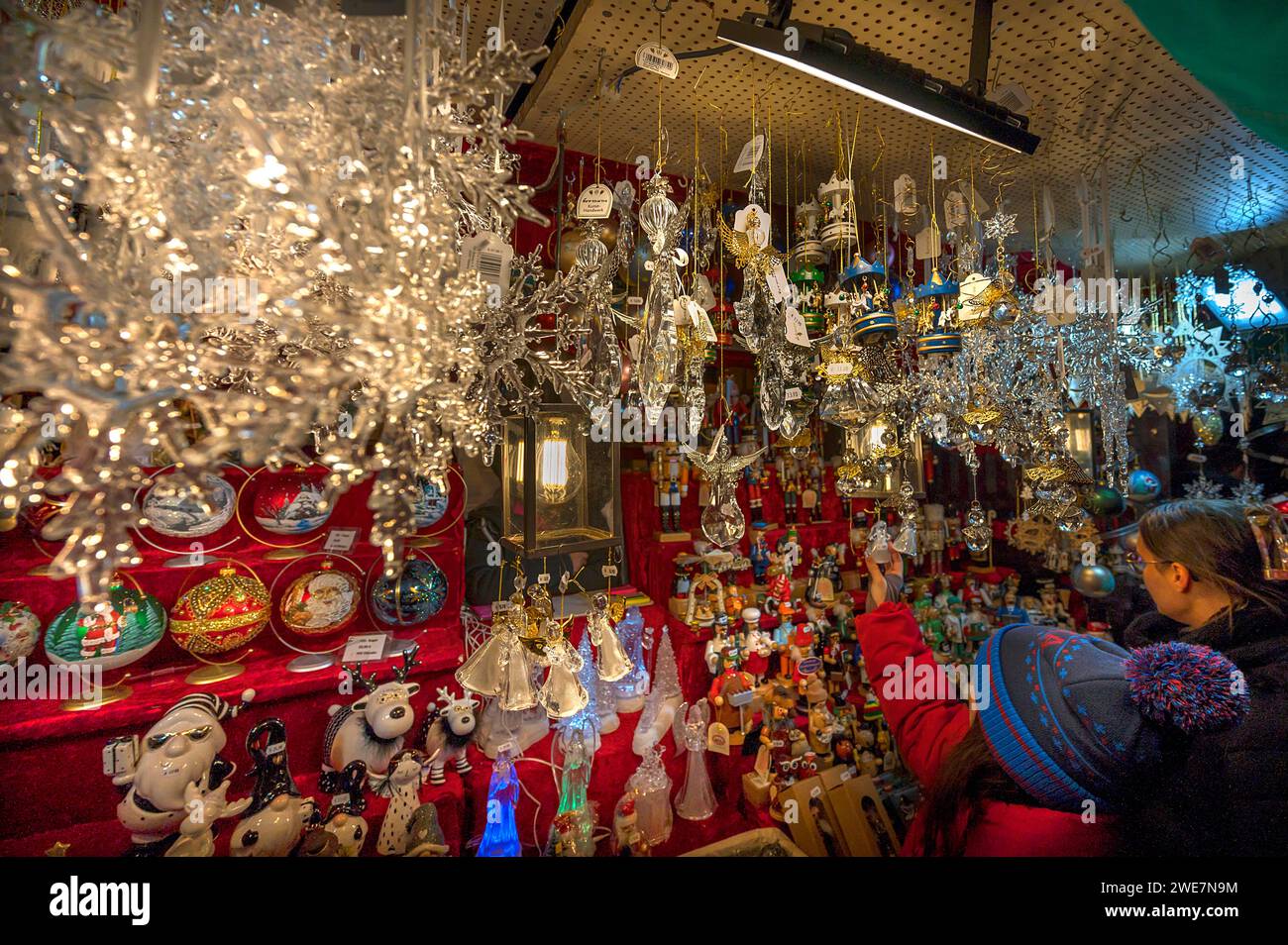 Ammira le decorazioni in vetro natalizio al Christkindlesmarkt, Norimberga, Franconia centrale, Baviera, Germania Foto Stock