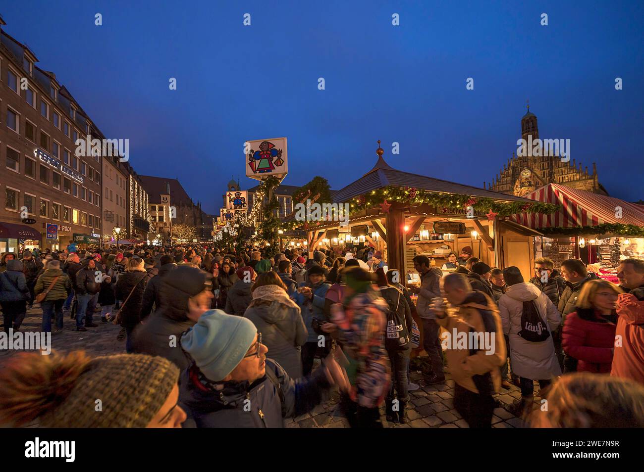 I visitatori del mercatino di Natale di Norimberga il sabato sera, Norimberga, Franconia media, Baviera, Germania Foto Stock