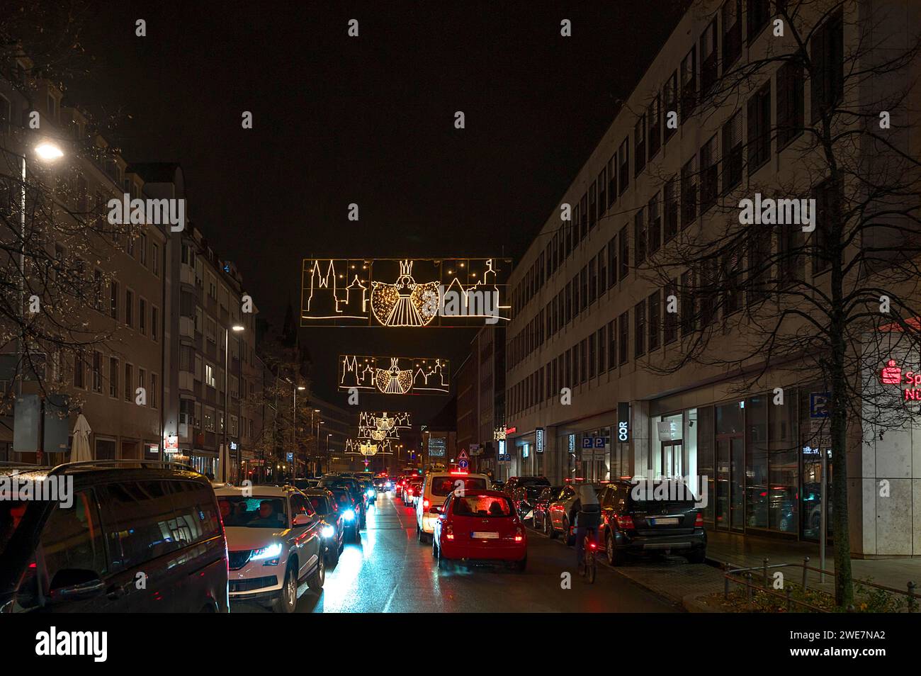 Traffico automobilistico nel centro storico durante il mercatino di Natale, Norimberga, Franconia media, Baviera, Germania Foto Stock
