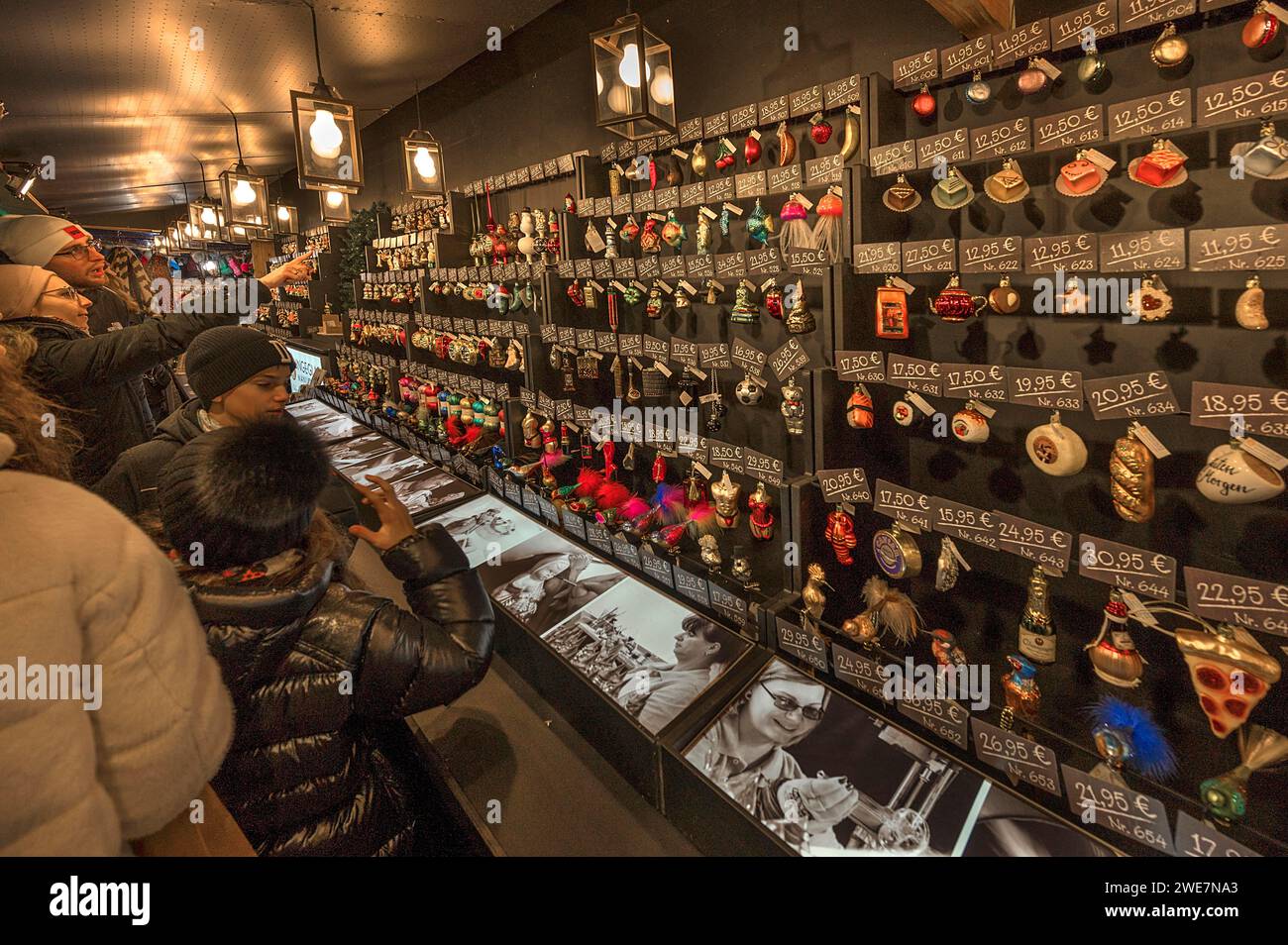 Ammira le decorazioni dell'albero di Natale al Christkindlesmarkt, Norimberga, Franconia media, Baviera, Germania Foto Stock