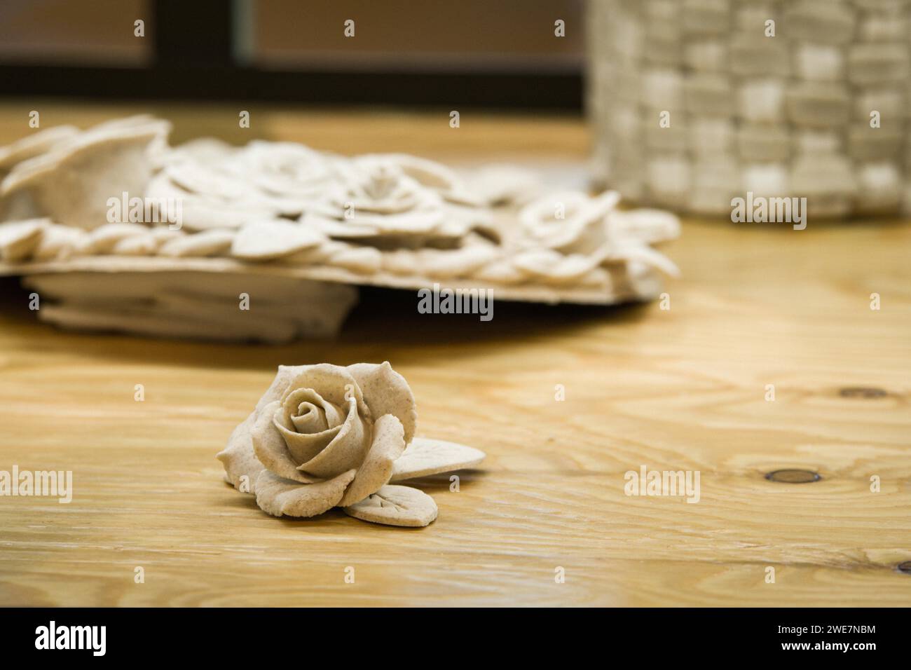 Primo piano di motivi di rosa sculture di impasti beige, Teig, gebacken Foto Stock