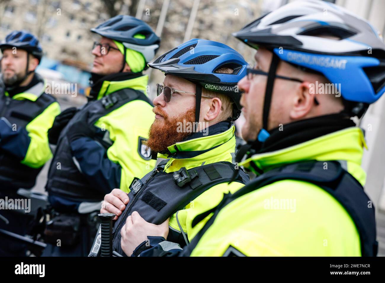 Dipendenti dello squadrone di biciclette dell'ufficio dell'ordine pubblico. Lo squadrone di biciclette dell'ufficio dell'ordine pubblico di Mitte ha una flotta di 20 biciclette al Foto Stock