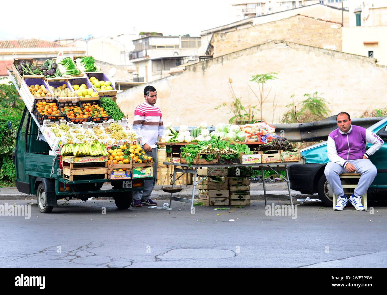 Fornitore mobile di frutta e verdura a Palermo, Sicilia. Foto Stock