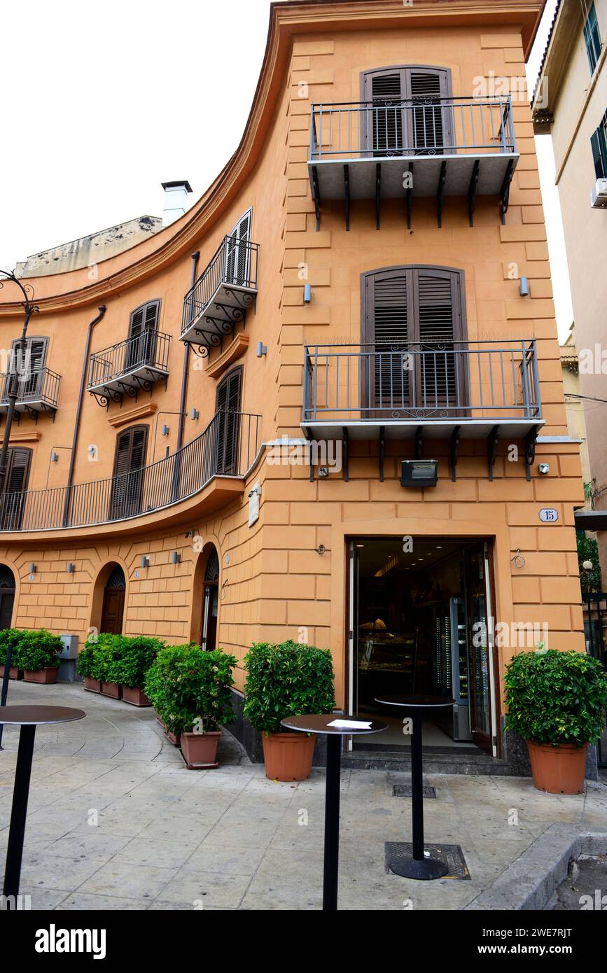 Il Bar Touring serve spuntini e dolci siciliani. Palermo, Sicilia, Italia. Foto Stock Il Bar Touring serve spuntini e dolci siciliani. Palermo, Sicilia, Italia. Foto Stock