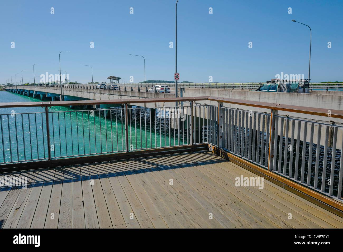 Passerella lungo il fiume Pioneer e il Forgan Bridge a Mackay, queensland, australia Foto Stock