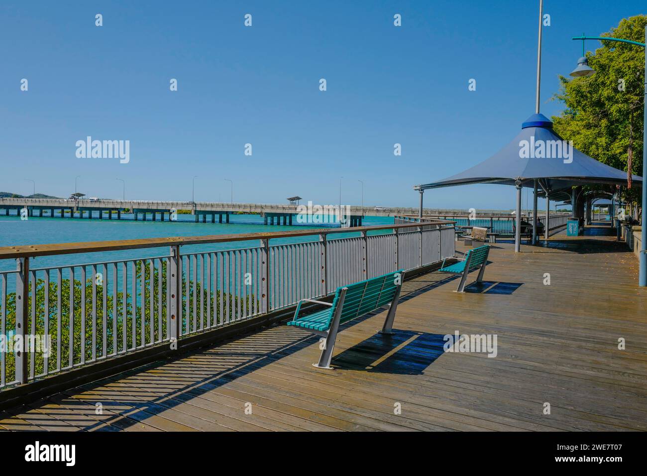 Passerella lungo il fiume Pioneer e il Forgan Bridge a Mackay, queensland, australia Foto Stock