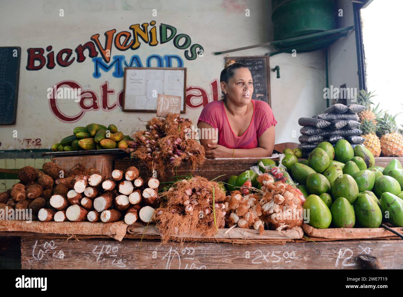 Un negozio di frutta e verdura a l'Avana Vecchia, Cuba. Foto Stock