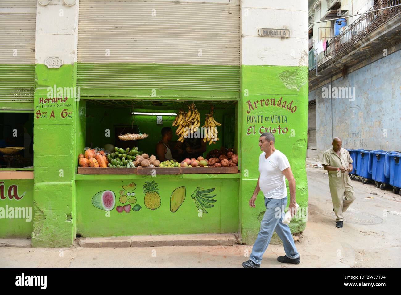 Un variopinto negozio di frutta e verdura in via Muralla nella vecchia Havana, Cuba. Foto Stock