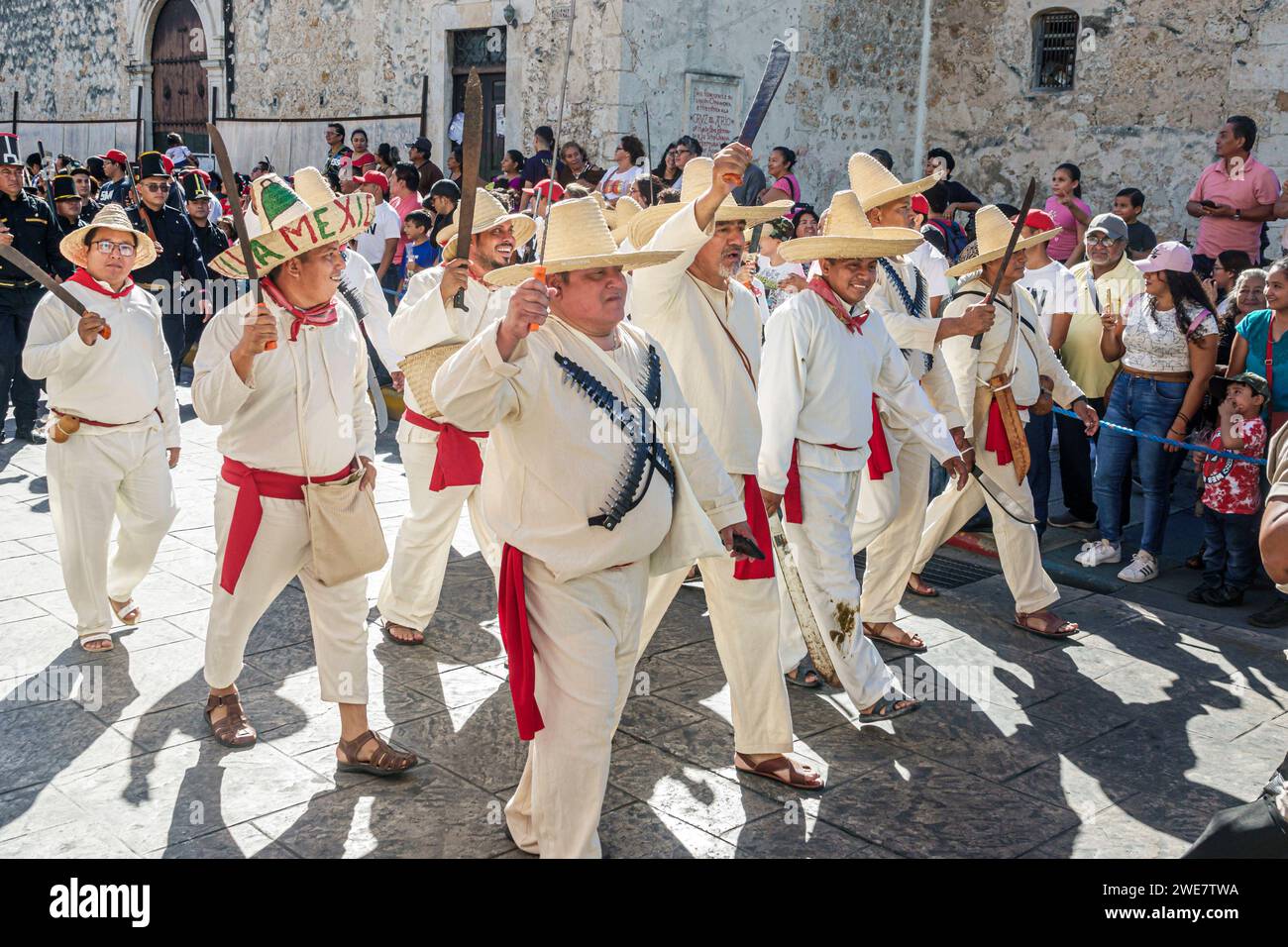 Merida Mexico, centro storico, sfilata del giorno della Rivoluzione messicana, uomini in marcia per festeggiare e indossare abiti storici Foto Stock