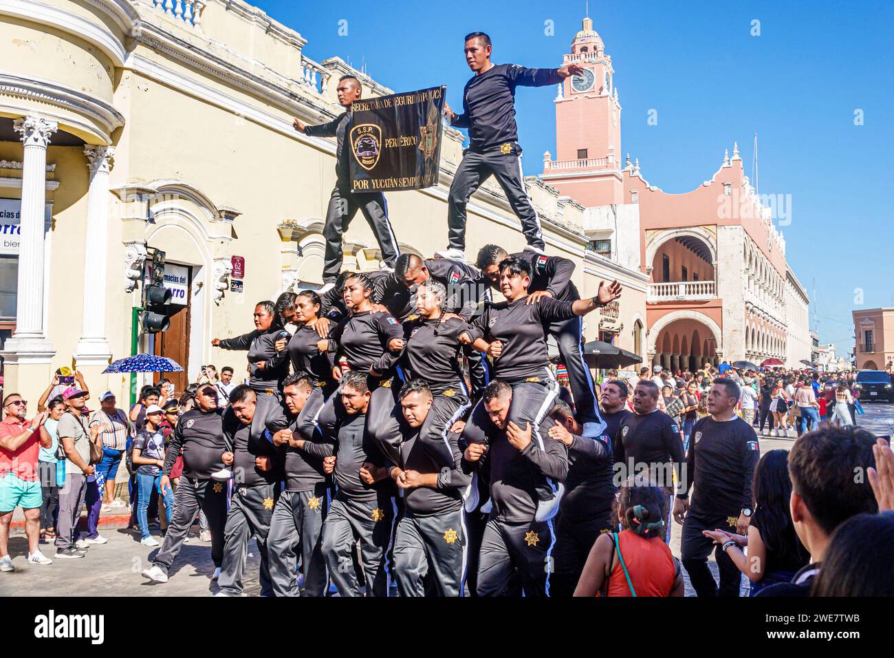 Merida Mexico, centro storico, sfilata del giorno della Rivoluzione messicana, uomini uomini uomini, donne donne donne donne donne, adulti Foto Stock