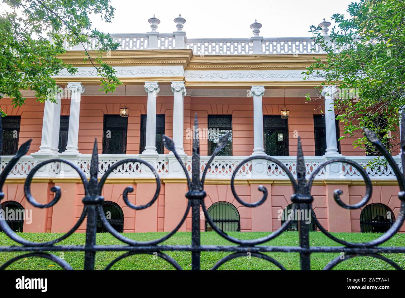 Merida Mexico, zona Paseo Montejo Centro, Inbursa Financial Group banking Services, Casa Peon de Regil, stile neoclassico del periodo henequen colonne ioniche, o Foto Stock