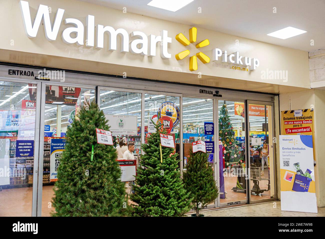 Merida Mexico, Centro Walmart discount grande magazzino, negozio di affari mercato mercantile, vendita acquisto, shopping shopping shopping economia, negozi bus Foto Stock