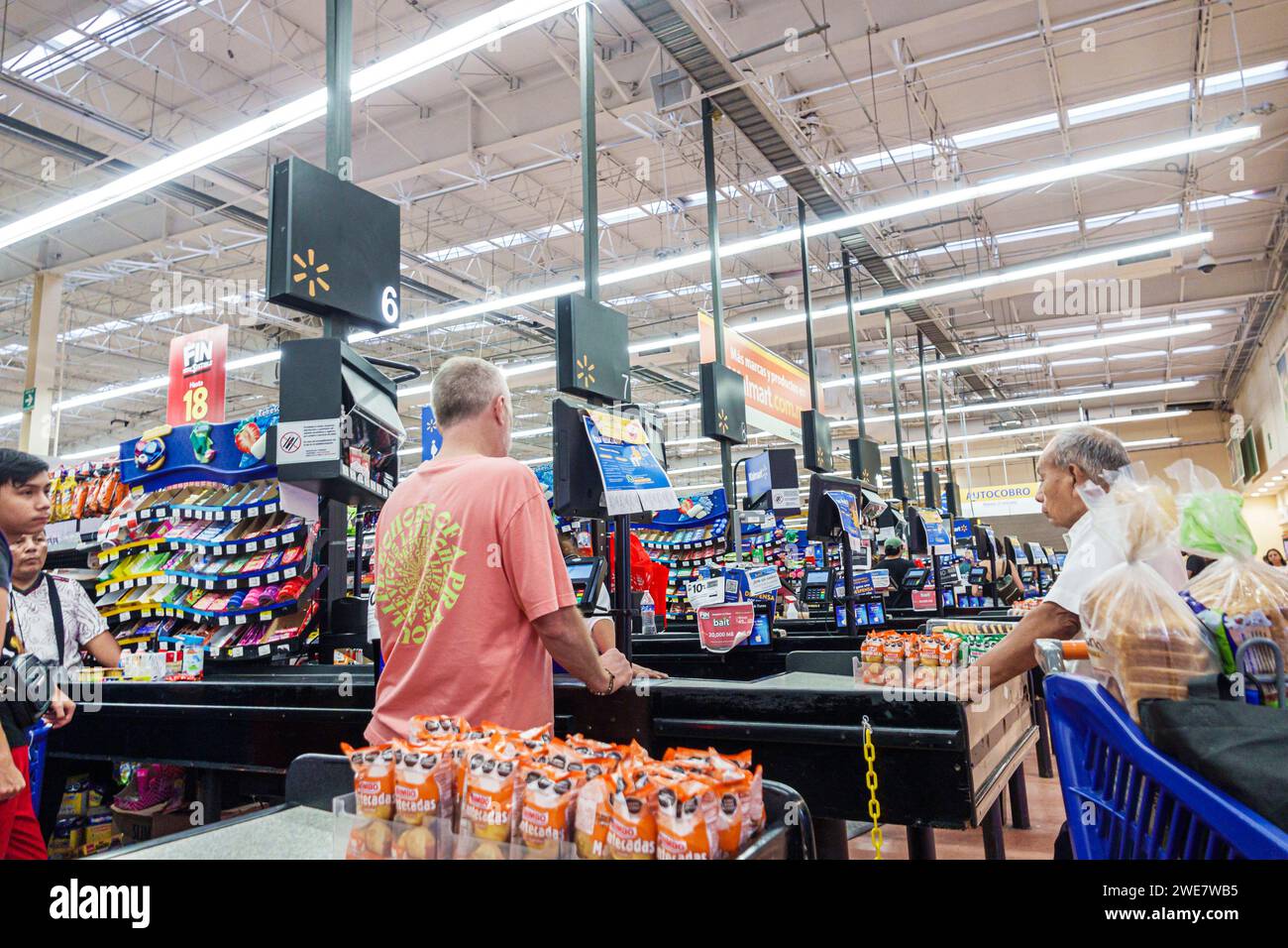 Merida Mexico, Centro Walmart discount grande magazzino, negozio di affari mercato mercantile, vendita acquisto, shopping shopping shopping economia, negozi bus Foto Stock