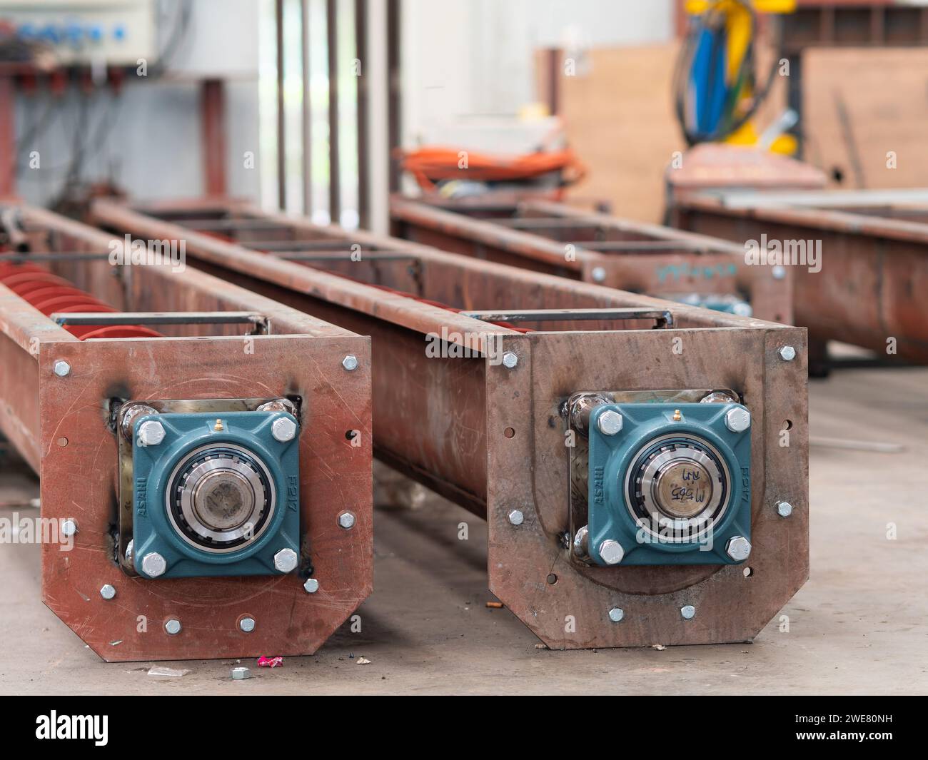 Samut Prakan, Thailandia - 21 maggio 2018: Cuscinetti a sfere Asahi Seiko all'estremità di un albero motore di trasportatori a vite durante la produzione in un settore industriale Foto Stock