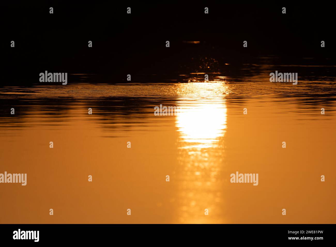 Splendida vista del riflesso di un tramonto nelle acque di un lago. Foto Stock