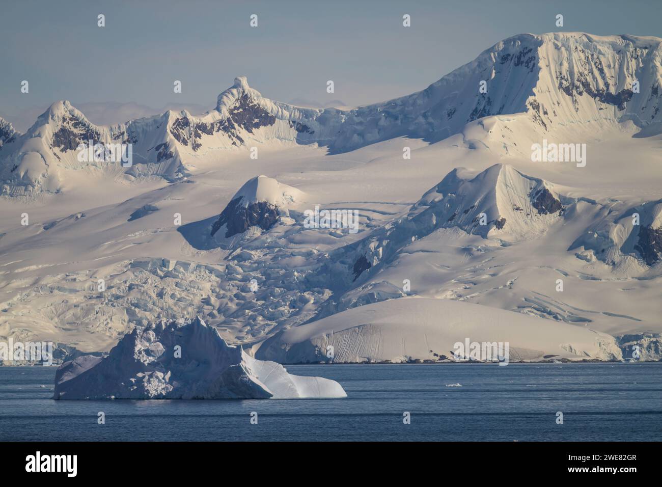 La sceneria glaciale che circonda il porto di Mikkelsen, in Antartide Foto Stock