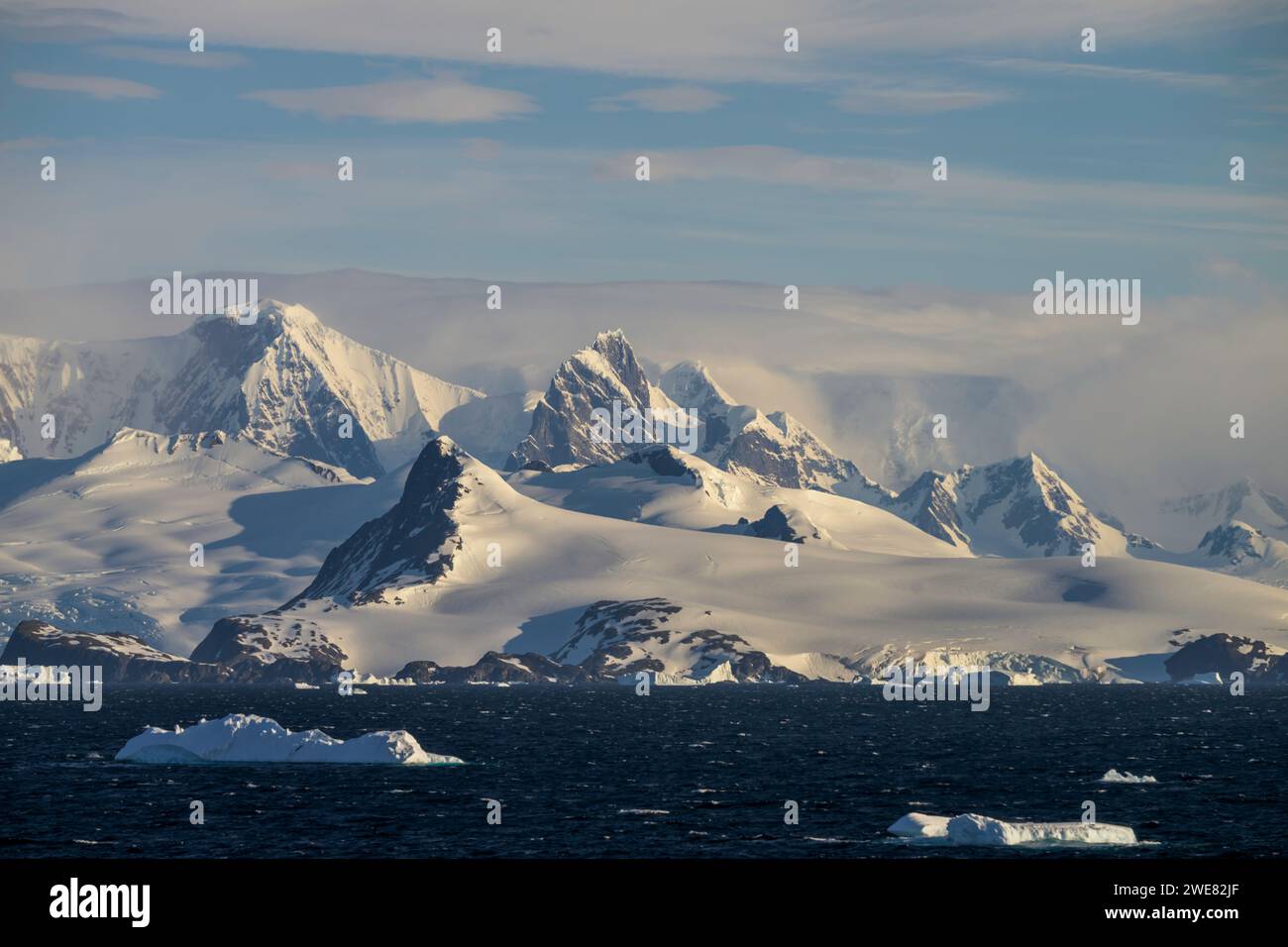 La sceneria glaciale che circonda il porto di Mikkelsen, in Antartide Foto Stock