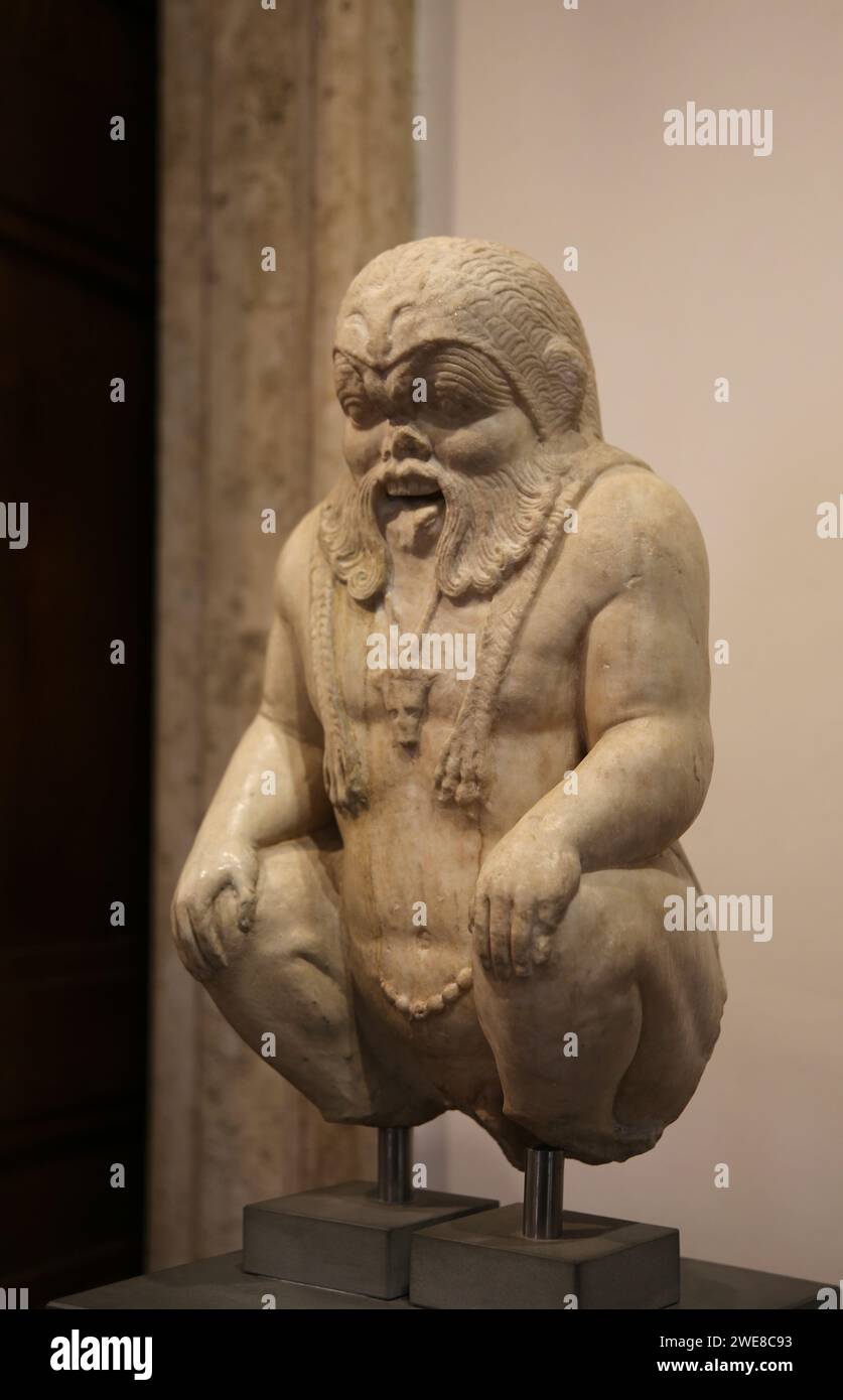 Statua di Bes. Periodo romano. I secolo d.C. Marmo bianco. Da colonna, Latium. Museo Barraco. Roma. Foto Stock