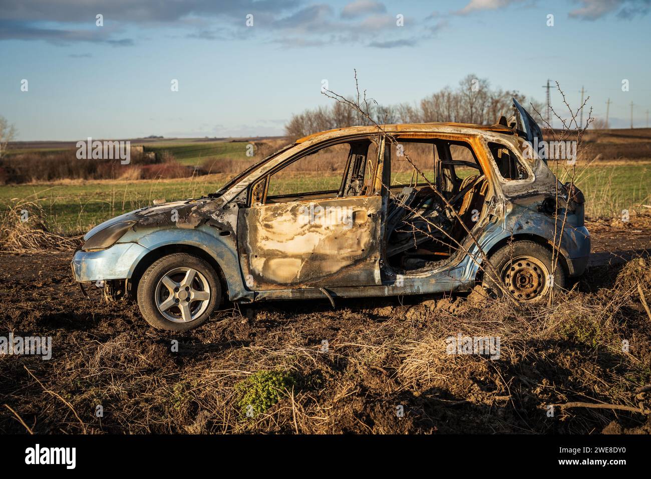 Un incidente stradale bruciato vicino all'autostrada Foto Stock