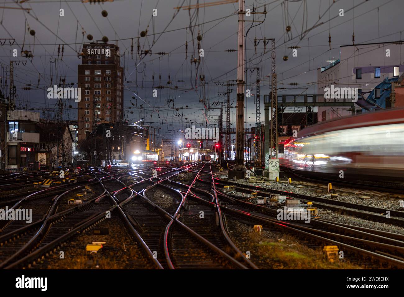 Kurz vor Mitternacht. Wenig Zugverkehr rund um den Kölner Hauptbahnhof