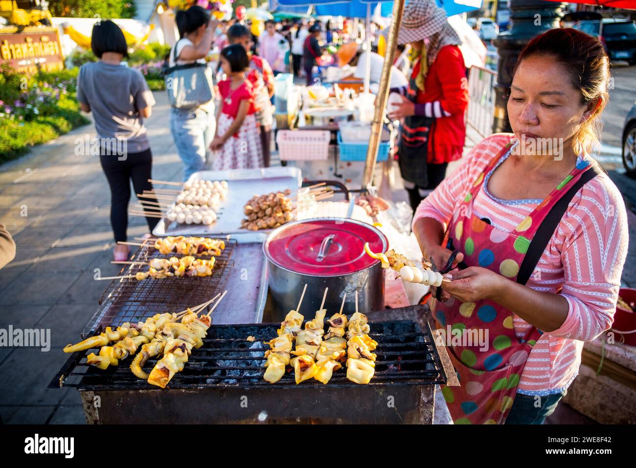 Thailandia, vita di strada a Bangkok. cibo di strada Foto Stock